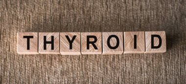 Tiroid, gri arkaplan ile kelime küpü.