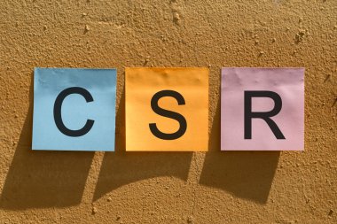CSR - kurumsal sosyal sorumluluk, duvardaki renkli kağıt notlardan kelime.