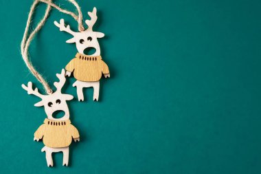 Geyiklerle Noel kompozisyonu. İş veya metin sunumu için yeni yıl arkaplanı. Güzel tebrik kartı. Uzayı kopyala Üst görünüm