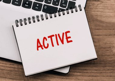 ACTIVE - dizüstü bilgisayardaki klavyeye yazma.
