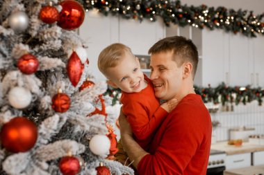 Baba ve oğul Noel arifesinde birlikte gülüp eğleniyorlar. Noel 'i ve yeni yılı kutluyoruz, birlikte eğleniyoruz, mutlu vakit geçiriyoruz..