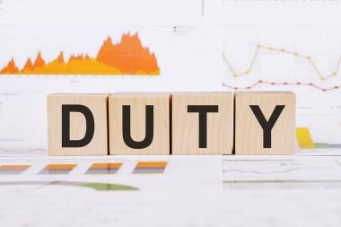 Hafif bir arkaplanda, grafikler, diyagramlar ve ahşap küplerde 