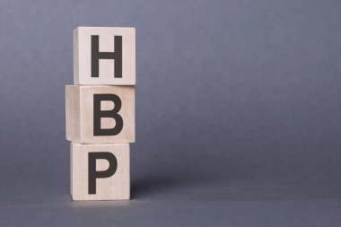 HBP - yüksek tansiyon, tahta bloklara yazılmış yazı, gri arkaplan.
