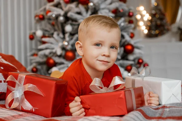 Cute Szczęśliwy Chłopiec Czerwonym Swetrze Leżącym Łóżku Marzy Pudełku Prezentu — Zdjęcie stockowe
