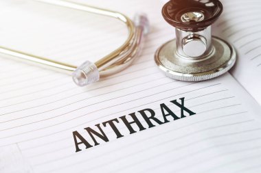 Kalem steteskopunun yanındaki sağlık kartında ANTHRAX kelimesi var..