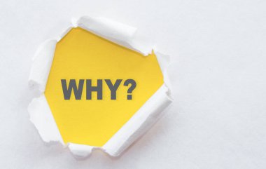 Beyaz yırtık kağıdın en üst görüntüsü ve neden metin? sarı arkaplanda.