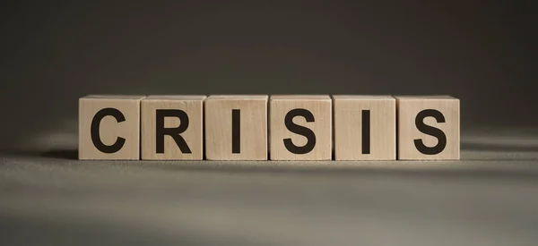 Слово Crisis Написанное Кубиками Чёрном Фоне — стоковое фото