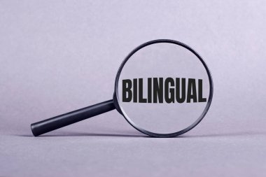 Gri arkaplanlı GILINGUAL harfli büyüteç.