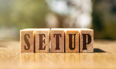 Siyah harflerle ayarlanmış tahta bloklar