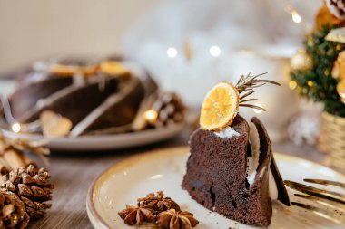 Noel turuncu meyveli pasta, gri arka planda puding. Yeni Yıl Citrtsy hamur işleri Tatiller Metin için Kopyalama alanı.