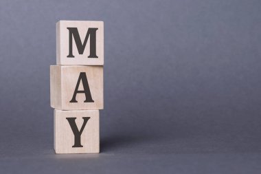 Mayıs - metin, tahta bloklar üzerine yazılmış, gri arkaplan üzerine.