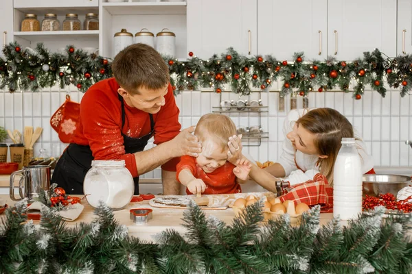 Vriendelijk Gelukkig Familie Spelen Vuil Met Koekjesmeel Aan Keukentafel Tijdens — Stockfoto