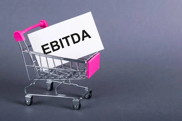 Sobre Fondo Gris Carrito Compras Una Tarjeta Con Palabra Ebitda — Foto de Stock