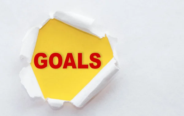흰색찢어진 사진과 노란색 Goals 텍스트 — 스톡 사진