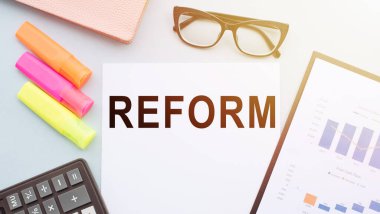 Masaüstünüzde hesap makinesi, keçeli kalem, gözlük ve mali grafiklerle bir sözcük yeniden biçimlendir.