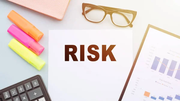 Tekst Risk Kantoor Bureau Met Rekenmachine Markers Bril Financiële Kaarten — Stockfoto