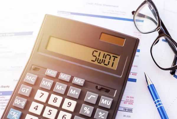 Word Swot Auf Der Anzeige Eines Rechners Für Finanzdokumente — Stockfoto