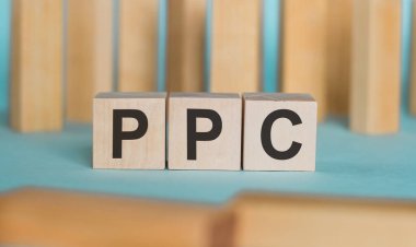 PPC - tıklama başına ödeme, açık mavi arkaplanda tahta bloklara yazılmış sözcük.