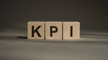Üzerinde KPI yazan, gri bir tahta blok..