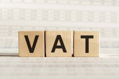 Hafif arkaplandaki tahta küplere KDV kelimesi.