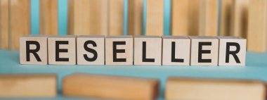 Açık mavi arkaplanda tahta bloklara yeniden satıcı kelimesi.