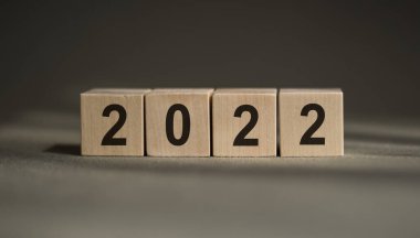 Gri arkaplanda ahşap küplerde 2022 numara