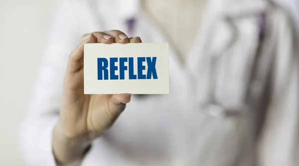 Reflex 医生手头上附有文字的卡片 — 图库照片