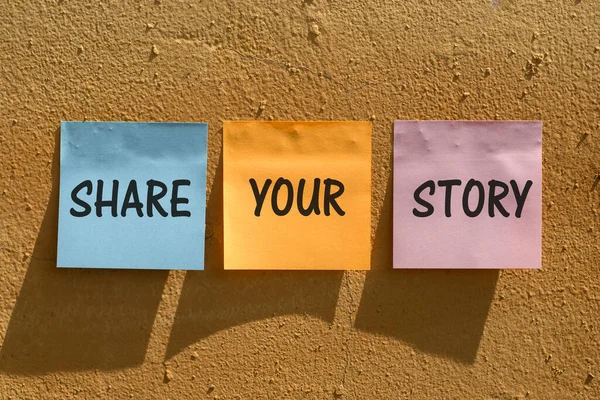 Hikayeni duvardaki yapışkan renkli kağıtlarda paylaş cümlesi