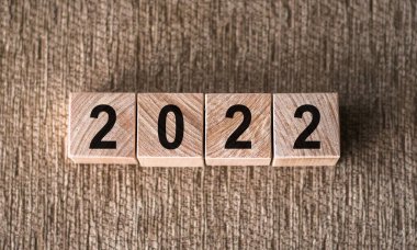 Ahşap zemin üzerinde 2022 rakamları olan tahta küpler. Vizyon gelecek konsepti.