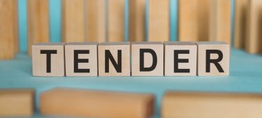 Onluk. Onluk. Açık mavi arkaplanda tahta bloklara yazılan sözcük.