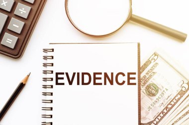 Kanıt kelimesi kalem, büyüteç, para ve hesap makinesiyle bir not defterine yazılır.