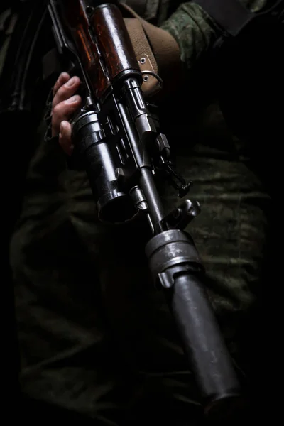 Fotoshooting Eines Russischen Soldaten Mit Maschinengewehr Der Hand Mann Trägt — Stockfoto