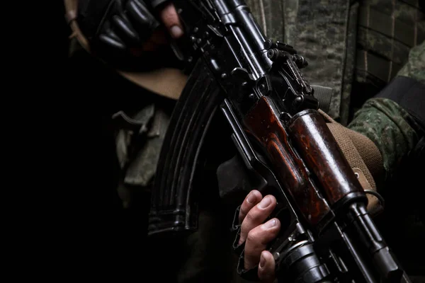 Närbild Fotografering Soldatens Hand Hålla Maskingevär Människan Bär Militäruniform Och Stockfoto