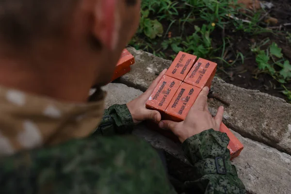 真正的俄罗斯三硝基甲苯甲酚Tnt炸药在手 免版税图库照片