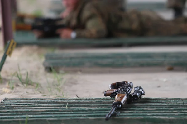 Nahaufnahme Eines Kalaschnikow Sturmgewehrs Vor Dem Hintergrund Der Schüsse Auf — Stockfoto
