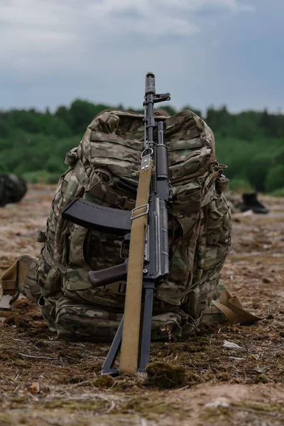 Mochila Del Ejército Con Fusil Aislado Sobre Fondo Natural — Foto de Stock
