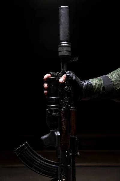 Fusil Asalto Kalashnikov Silenciado Primer Plano Mano Los Militares Mano — Foto de Stock