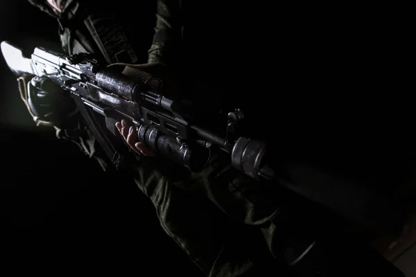 Kalashnikov Ametralladora Automática Primer Plano Manos Los Militares Las Manos — Foto de Stock