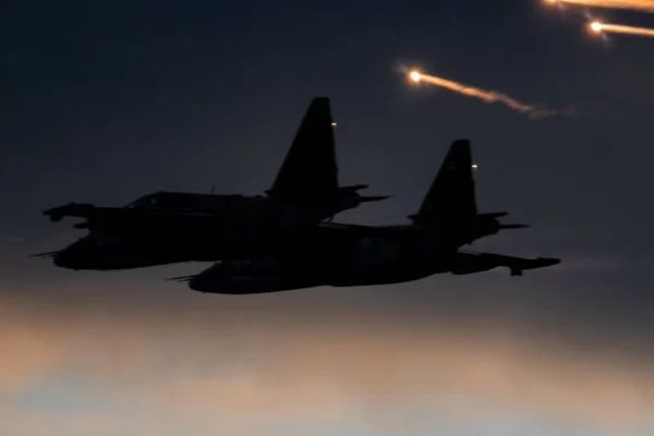 Vliegtuigen Straaljagers Tegen Achtergrond Van Donkere Lucht — Stockfoto