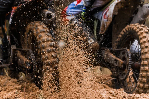 Das Rad Eines Motocross Rennmotorrads Fährt Mit Hoher Geschwindigkeit Über — Stockfoto