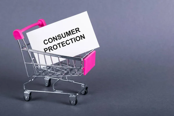 白色卡片 文字消费者保护在紫色背景购物车 法律和司法概念 免版税图库照片