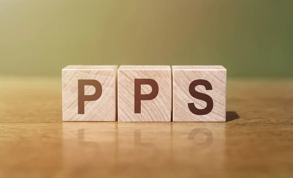Pps 每笔销售的付款首字母缩写 带有木制立方体 图库图片