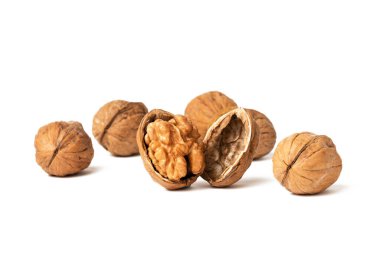 Beyaz arka planda ceviz. Beyaz üzerine ceviz kabuğu soyulmuş. Yarım Ceviz karantinası. Tam alan derinliği.