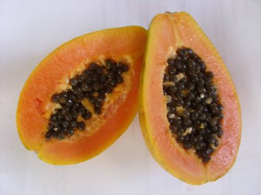 Beyaz arka plan üzerinde taze dilimlenmiş papaya