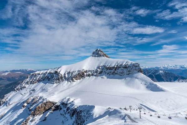 Μια χειμωνιάτικη μέρα στον παγετώνα Diablerets στα 3000 μέτρα πάνω από την επιφάνεια της θάλασσας στην Ελβετία με γαλάζιο ουρανό με σύννεφα. — Φωτογραφία Αρχείου