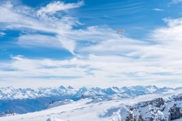 Зимний день на леднике De Diablerets на высоте 3000 метров над уровнем моря в Швейцарии — стоковое фото