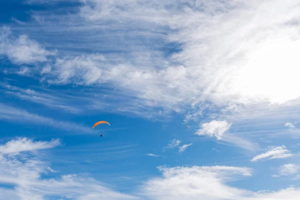 A person doing paraglider on a blue sky with clouds in Diablerets glacier at 3000 meters above sea level in Switzerland — Stock Photo, Image