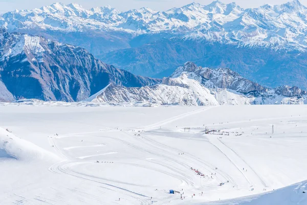Teljesen hófödte mező a Diablerets gleccser 3000 méter magasságban, ahol a téli sportokat gyakorolják — Stock Fotó