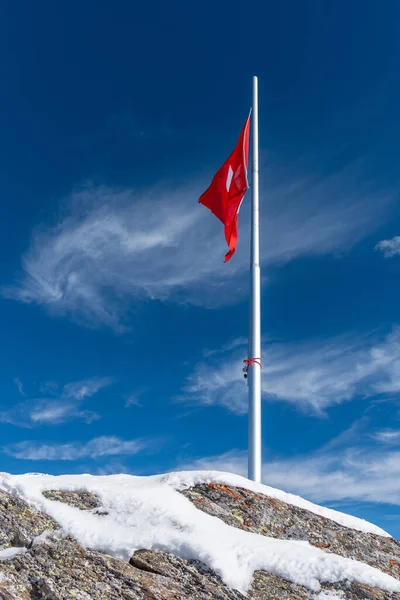 Švýcarská vlajka na vlajkovém stožáru v ledovci Diablerets ve výšce 3000 m n. m. ve Švýcarsku — Stock fotografie