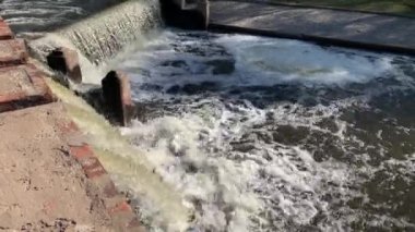 San Antonio de Areco, Buenos Aires, Arjantin 'deki baraj kapılarından akan suyun görüntüsü..